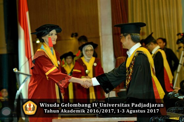 Wisuda Unpad Gel IV TA 2016_2017 Fakultas HUKUM oleh Rektor 098
