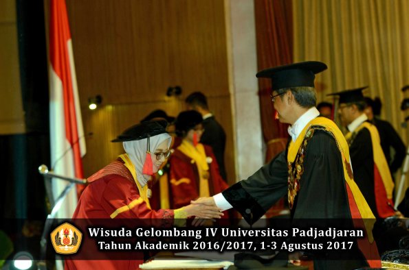 Wisuda Unpad Gel IV TA 2016_2017 Fakultas HUKUM oleh Rektor 099