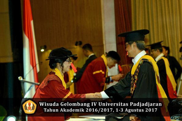 Wisuda Unpad Gel IV TA 2016_2017 Fakultas HUKUM oleh Rektor 100