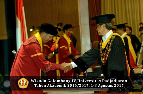 Wisuda Unpad Gel IV TA 2016_2017 Fakultas HUKUM oleh Rektor 102