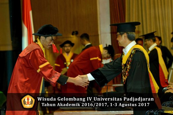 Wisuda Unpad Gel IV TA 2016_2017 Fakultas HUKUM oleh Rektor 103