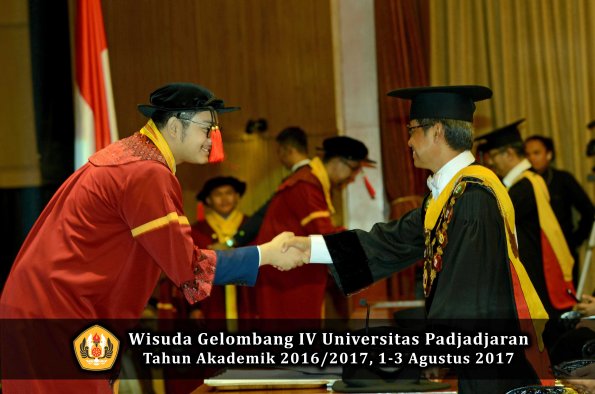 Wisuda Unpad Gel IV TA 2016_2017 Fakultas HUKUM oleh Rektor 104