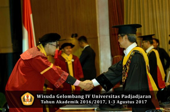 Wisuda Unpad Gel IV TA 2016_2017 Fakultas HUKUM oleh Rektor 105