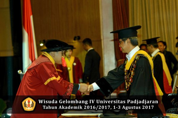 Wisuda Unpad Gel IV TA 2016_2017 Fakultas HUKUM oleh Rektor 106