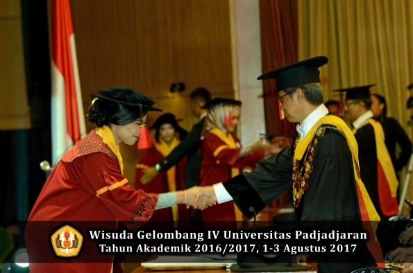Wisuda Unpad Gel IV TA 2016_2017 Fakultas HUKUM oleh Rektor 107
