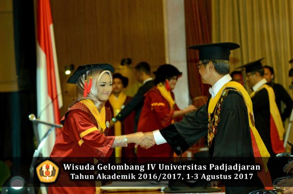 Wisuda Unpad Gel IV TA 2016_2017 Fakultas HUKUM oleh Rektor 108