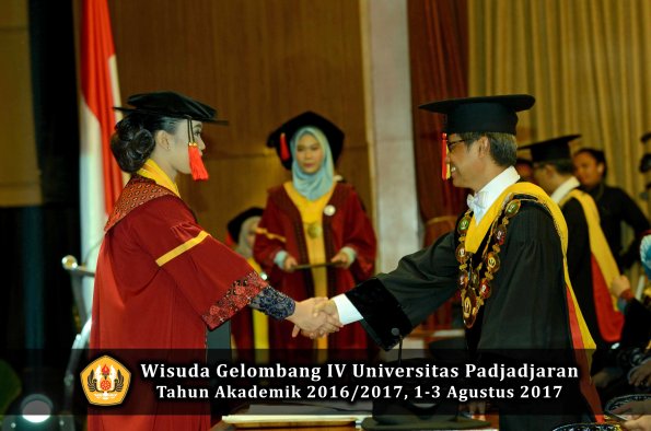 Wisuda Unpad Gel IV TA 2016_2017 Fakultas HUKUM oleh Rektor 111