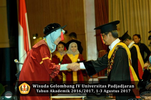 Wisuda Unpad Gel IV TA 2016_2017 Fakultas HUKUM oleh Rektor 112