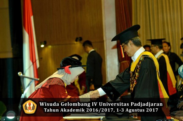 Wisuda Unpad Gel IV TA 2016_2017 Fakultas HUKUM oleh Rektor 113