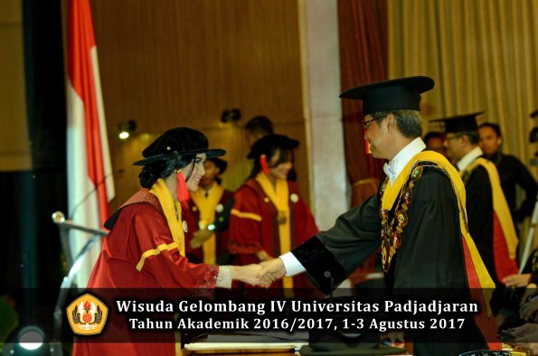 Wisuda Unpad Gel IV TA 2016_2017 Fakultas HUKUM oleh Rektor 115