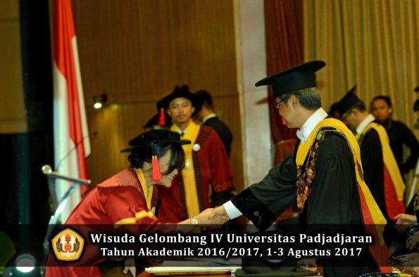 Wisuda Unpad Gel IV TA 2016_2017 Fakultas HUKUM oleh Rektor 116
