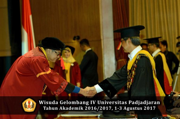 Wisuda Unpad Gel IV TA 2016_2017 Fakultas HUKUM oleh Rektor 118