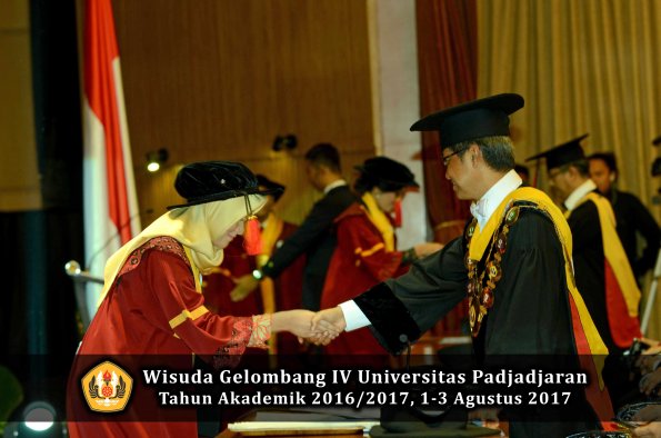 Wisuda Unpad Gel IV TA 2016_2017 Fakultas HUKUM oleh Rektor 119