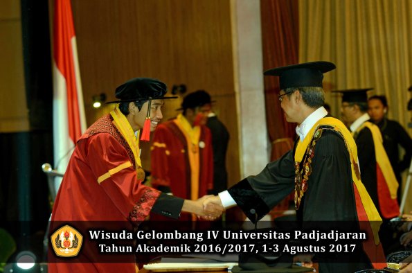 Wisuda Unpad Gel IV TA 2016_2017 Fakultas HUKUM oleh Rektor 121