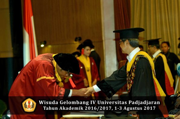 Wisuda Unpad Gel IV TA 2016_2017 Fakultas HUKUM oleh Rektor 122