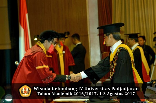 Wisuda Unpad Gel IV TA 2016_2017 Fakultas HUKUM oleh Rektor 128