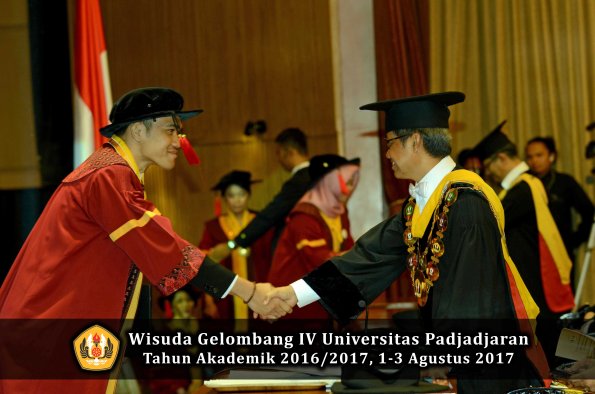 Wisuda Unpad Gel IV TA 2016_2017 Fakultas HUKUM oleh Rektor 129
