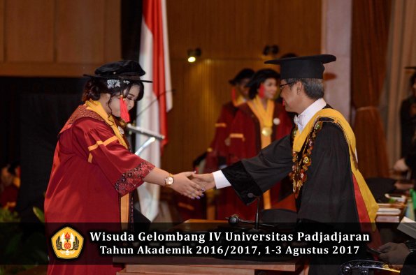 Wisuda Unpad Gel IV TA 2016_2017 Fakultas HUKUM oleh Rektor 132