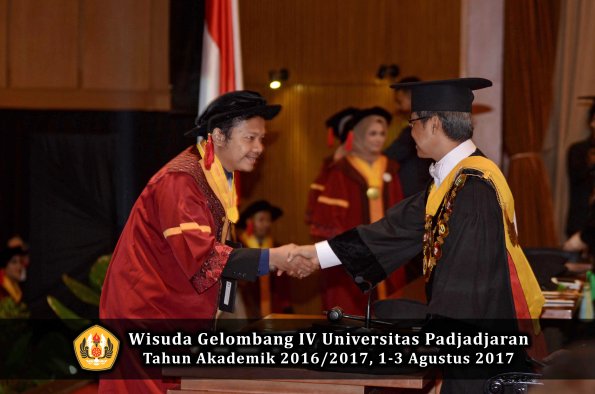Wisuda Unpad Gel IV TA 2016_2017 Fakultas HUKUM oleh Rektor 135