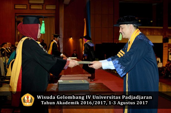 Wisuda Unpad Gel IV TA 2016_2017 Fakultas KEDOKTERAN oleh Dekan 004
