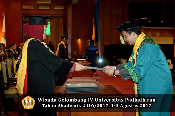 Wisuda Unpad Gel IV TA 2016_2017 Fakultas KEDOKTERAN oleh Dekan 006