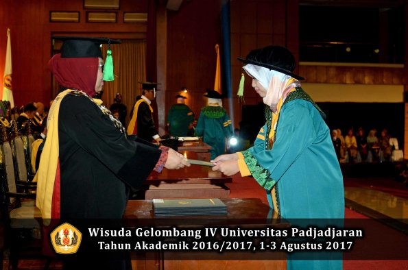 Wisuda Unpad Gel IV TA 2016_2017 Fakultas KEDOKTERAN oleh Dekan 010