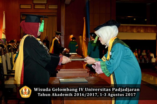 Wisuda Unpad Gel IV TA 2016_2017 Fakultas KEDOKTERAN oleh Dekan 015