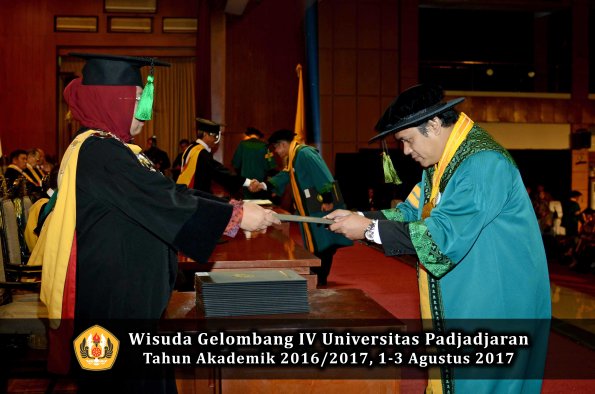 Wisuda Unpad Gel IV TA 2016_2017 Fakultas KEDOKTERAN oleh Dekan 039