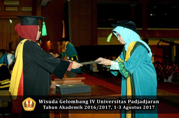 Wisuda Unpad Gel IV TA 2016_2017 Fakultas KEDOKTERAN oleh Dekan 046