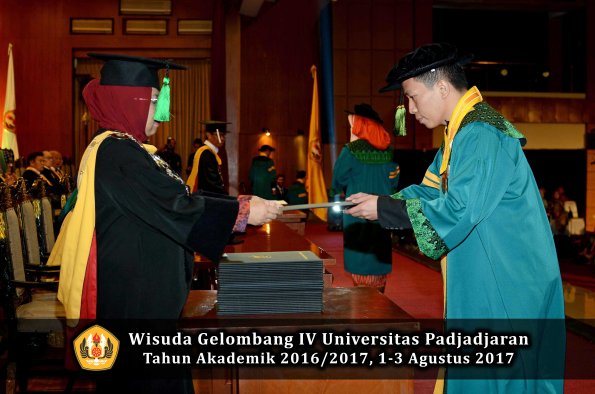 Wisuda Unpad Gel IV TA 2016_2017 Fakultas KEDOKTERAN oleh Dekan 064