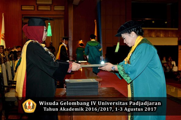 Wisuda Unpad Gel IV TA 2016_2017 Fakultas KEDOKTERAN oleh Dekan 069