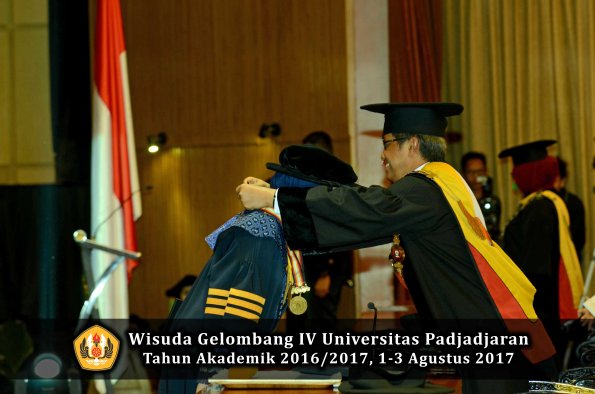 Wisuda Unpad Gel IV TA 2016_2017 Fakultas KEDOKTERAN oleh Rektor 002