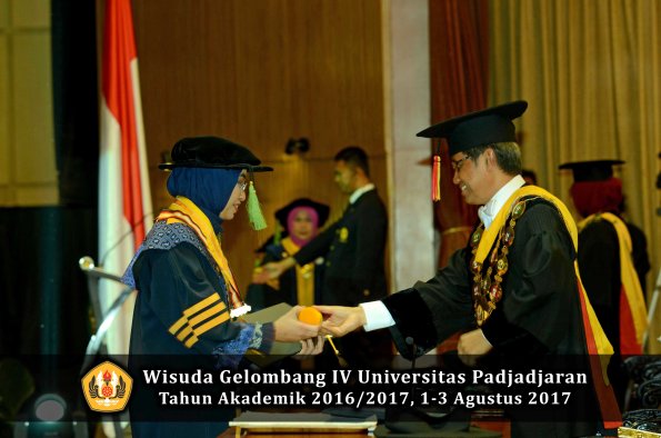 Wisuda Unpad Gel IV TA 2016_2017 Fakultas KEDOKTERAN oleh Rektor 003