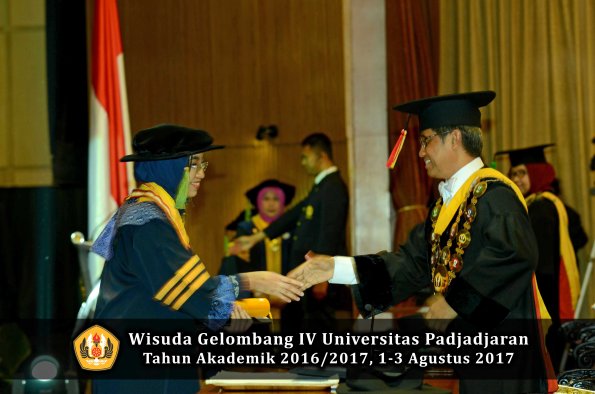 Wisuda Unpad Gel IV TA 2016_2017 Fakultas KEDOKTERAN oleh Rektor 004