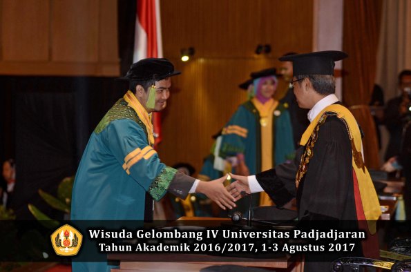 Wisuda Unpad Gel IV TA 2016_2017 Fakultas KEDOKTERAN oleh Rektor 008