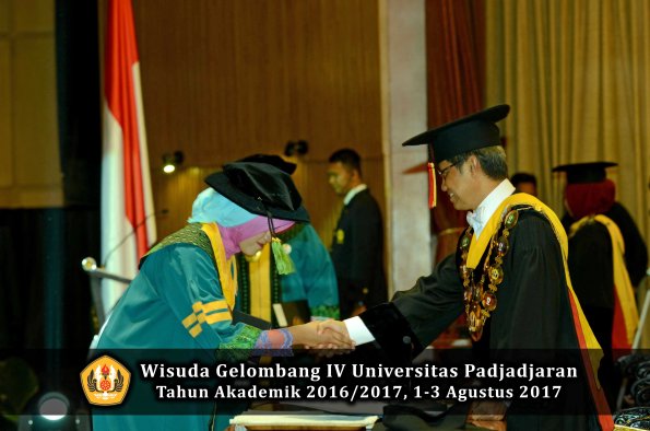 Wisuda Unpad Gel IV TA 2016_2017 Fakultas KEDOKTERAN oleh Rektor 009