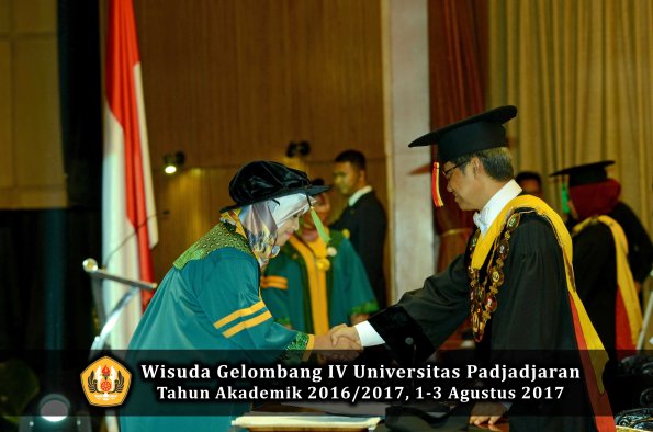 Wisuda Unpad Gel IV TA 2016_2017 Fakultas KEDOKTERAN oleh Rektor 012
