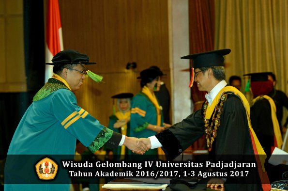 Wisuda Unpad Gel IV TA 2016_2017 Fakultas KEDOKTERAN oleh Rektor 027