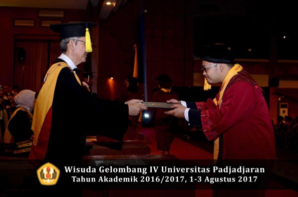 Wisuda Unpad Gel IV TA 2016_2017 Fakultas EKONOMI BISNIS oleh Dekan 053