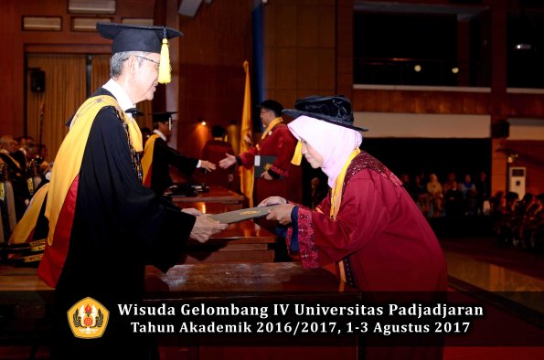Wisuda Unpad Gel IV TA 2016_2017 Fakultas EKONOMI BISNIS oleh Dekan 118