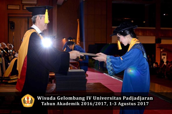 Wisuda Unpad Gel IV TA 2016_2017 Fakultas EKONOMI BISNIS oleh Dekan 121