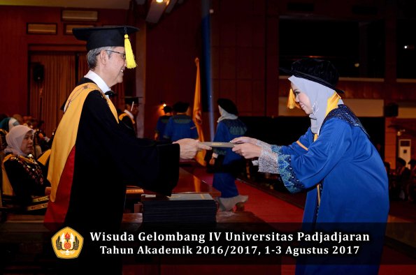 Wisuda Unpad Gel IV TA 2016_2017 Fakultas EKONOMI BISNIS oleh Dekan 133