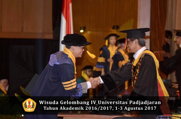 Wisuda Unpad Gel IV TA 2016_2017 Fakultas EKONOMI BISNIS oleh Rektor 008