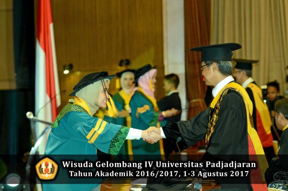 Wisuda Unpad Gel IV TA 2016_2017 Fakultas EKONOMI BISNIS oleh Rektor 014