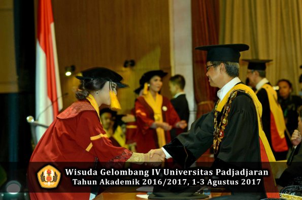 Wisuda Unpad Gel IV TA 2016_2017 Fakultas EKONOMI BISNIS oleh Rektor 042