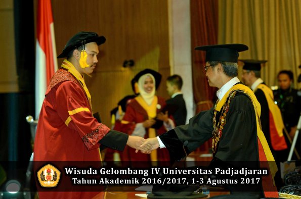 Wisuda Unpad Gel IV TA 2016_2017 Fakultas EKONOMI BISNIS oleh Rektor 046