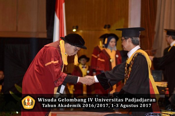 Wisuda Unpad Gel IV TA 2016_2017 Fakultas EKONOMI BISNIS oleh Rektor 057