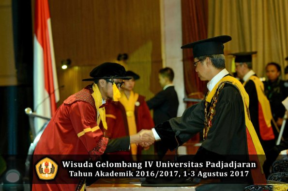Wisuda Unpad Gel IV TA 2016_2017 Fakultas EKONOMI BISNIS oleh Rektor 060