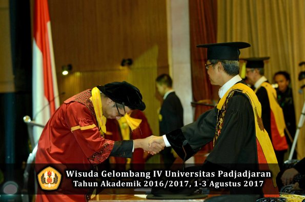 Wisuda Unpad Gel IV TA 2016_2017 Fakultas EKONOMI BISNIS oleh Rektor 086