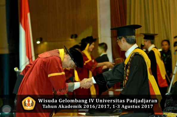 Wisuda Unpad Gel IV TA 2016_2017 Fakultas EKONOMI BISNIS oleh Rektor 093